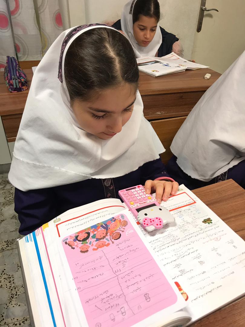 مهارت استفاده از ماشين حساب براى ضرب با اعداد بزرگ توسط دخترهاى گل پايه چهارم «ب»